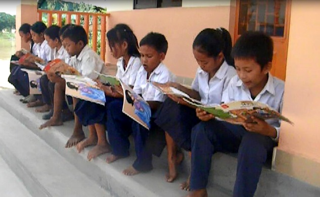 贈呈図書を読むカンボジアの子ども