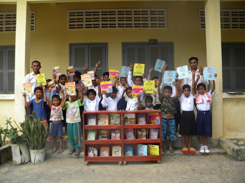 図書セットに喜ぶカンボジア生徒たち