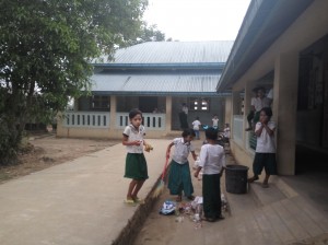 ミャンマーの始業前の掃除風景