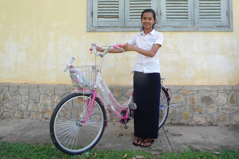 カンボジア人生徒に届いた自転車
