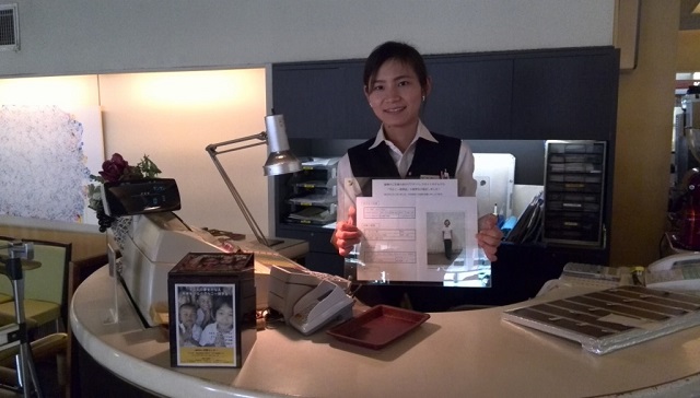 証書写真持つミャンマー留学生