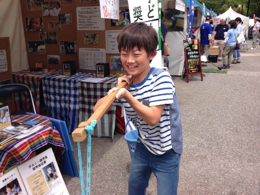 ラオスフェスティバル2015の水汲み体験