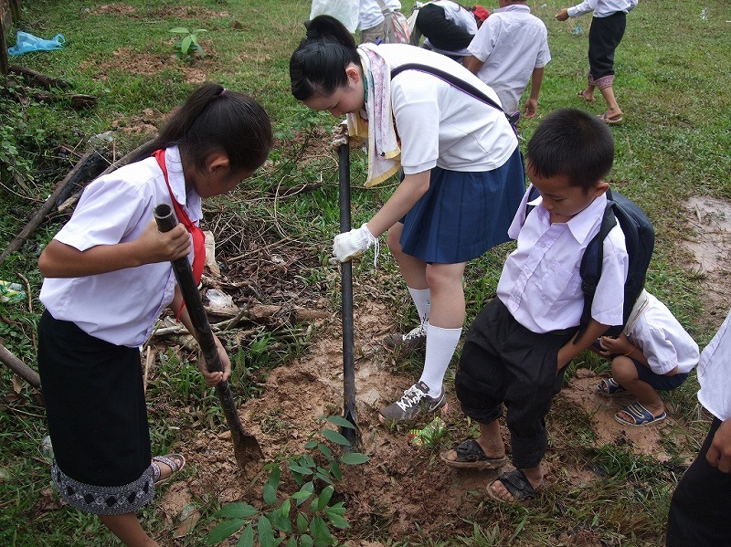 ラオスの小学校に通う子どもたち