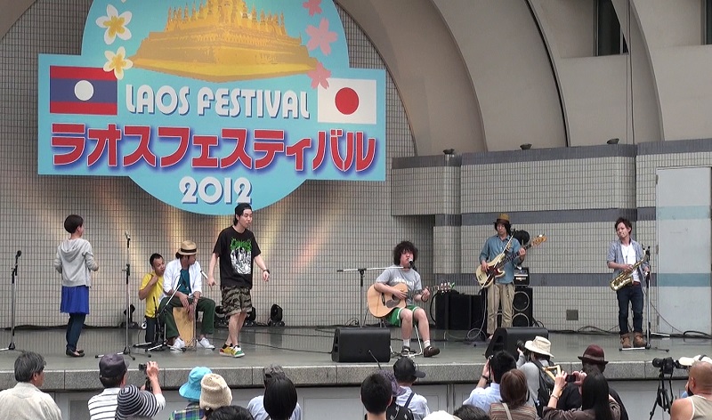 ステージでライヴパフォーマンス